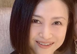 相沢友子がこちらを見ている