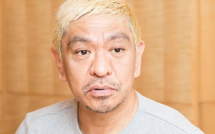 松本人志が向こうを見ている