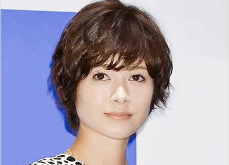 真木よう子がこちらを見ている