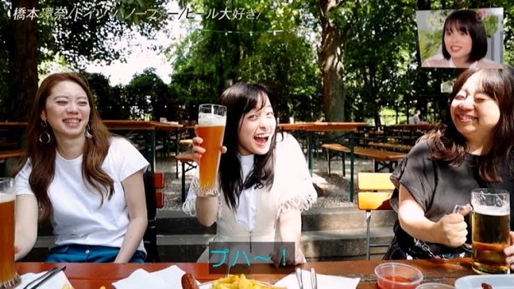 橋本環奈が旅ロケでビールを飲んでいる