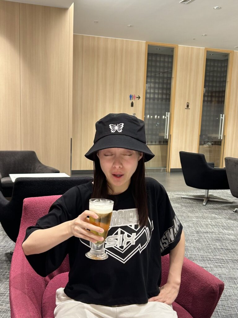 橋本環奈がビールを飲んでいる